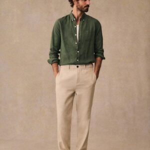 Homme portant une chemise en lin vert et un pantalon beige éco-responsables Etikashion