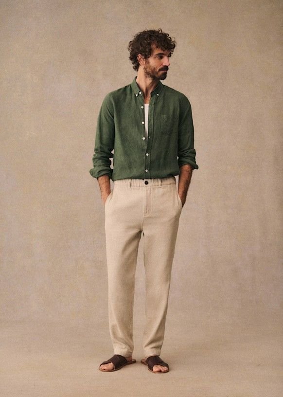 Homme portant une chemise en lin vert et un pantalon beige éco-responsables Etikashion