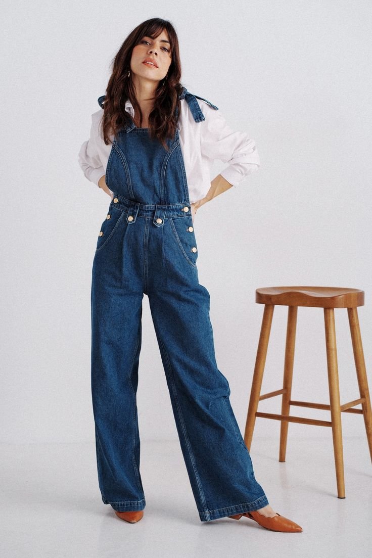 Femme portant une salopette en jean large sur une chemise blanche, mode responsable Etikashion
