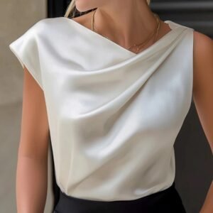 Femme portant un top satiné ivoire drapé sans manches, mode élégante Etikashion