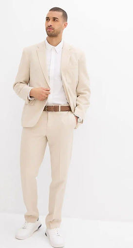 Homme portant un costume beige éco-responsable et une chemise blanche Etikashion