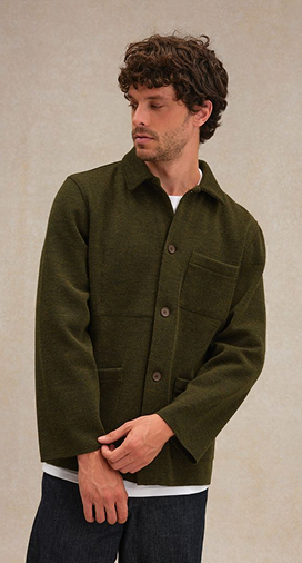 Homme portant une surchemise en laine vert kaki Etikashion sur un t-shirt blanc